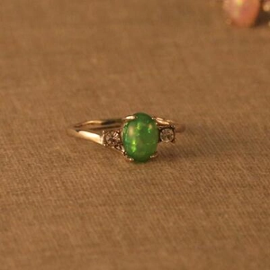 Detaillierte Ansicht eines Vintage Goldrings mit grünem Opal und seitlichen Diamanten
