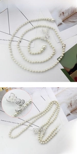 Chaîne de taille élégante avec perles blanches et breloques papillon en strass