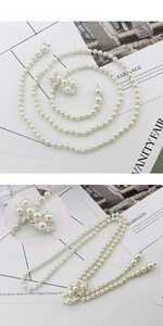 Détail d'une élégante chaîne de taille en perles multi-rangs avec fermoir fleur en strass