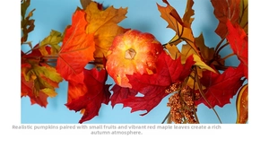 Detailansicht von Herbst-Ahornblättern, Mini-Kürbissen und Beeren auf blauem Grund