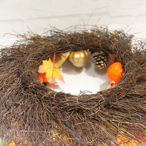 Couronne d'automne aux feuilles d'érable orange, citrouilles dorées et pommes de pin