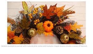 Détail de couronne d'automne avec citrouilles dorées, pommes de pin et feuilles d'érable