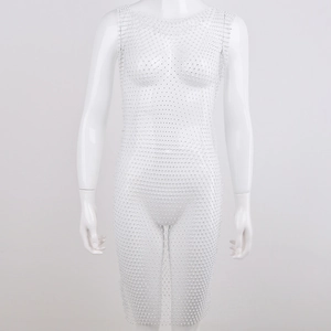 Robe courte en maille blanche avec strass scintillants présentée sur un mannequin