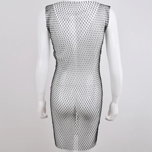 Vue arrière d'une robe en résille noire sans manches avec strass pour femme sur un mannequin