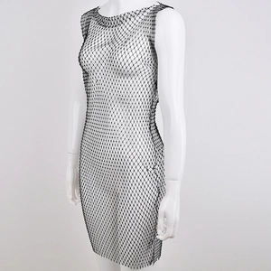 Robe noire en maille sans manches avec col rond présentée de profil sur mannequin