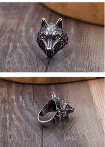 Detail view of vintage wolf head ring in antique silver finish with 3D relief texture