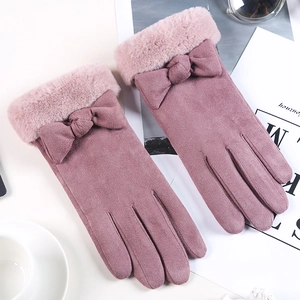 Detail von Wildleder-Touchscreen-Handschuhen mit Kunstfellbesatz und eleganter Schleife