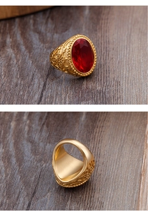 Gros plan détaillé d'une bague vintage dorée avec grand rubis ovale et motifs gravés