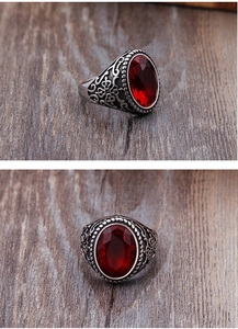 Détails de bague homme en acier avec grande pierre rouge ovale et motifs en relief rétro