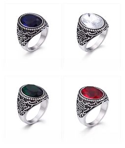 Détail de bague rétro en acier avec quatre pierres colorées et motifs gravés vintage