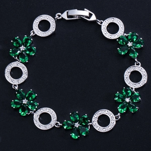 Nahaufnahme des Blumen-Silberarmbands mit grünen Zirkonia und hohlen Diamantringen