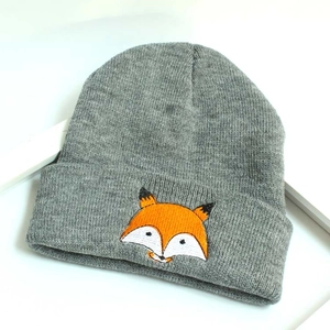 Bonnet en tricot gris pour enfants avec broderie renard et protection des oreilles