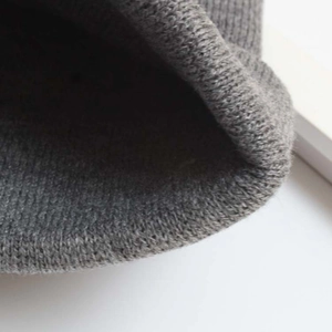 Bonnet en tricot gris pour enfants avec texture épaisse et bord de protection d'oreilles