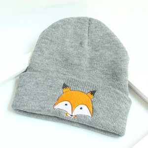 Détail du bonnet en tricot gris avec broderie de renard orange pour enfants