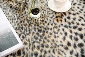 Detailtextuur van het luipaard faux fur tapijt met zachte pluche pool en stijlvol decor