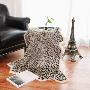 Modern imitatiebont tapijt met luipaardprint op een krukje in de woonkamer
