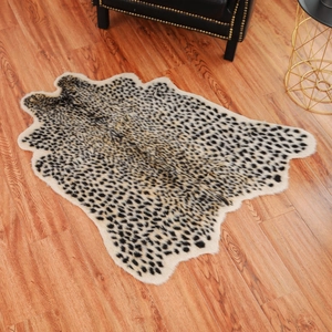Pluche vloerkleed met luipaardprint in dierhuidvorm op houten vloer voor de woonkamer