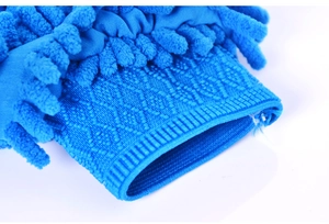 Détail du poignet élastique sur le gant de lavage de voiture épais en chenille bleue