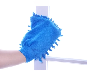 Détail du gant en microfibre chenille bleue nettoyant le cadre d'une fenêtre blanche