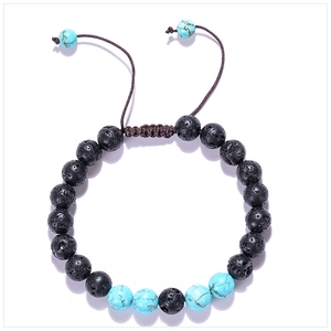 Détail des perles de lave et turquoise de 8mm sur le bracelet tissé et ajustable