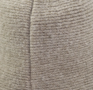Cappello a secchiello in maglia a coste beige con texture di lana e cucitura verticale
