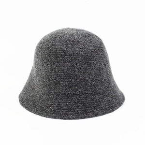 Cappello bucket in maglia grigio scuro minimalista con trama lana per autunno inverno