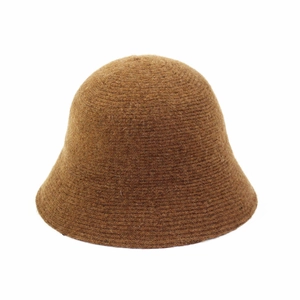 Cappello a secchiello in maglia marrone da donna con trama a spirale su sfondo bianco