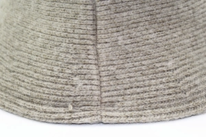 Dettaglio della cucitura verticale e trama in maglia di lana su questo cappello grigio