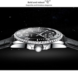 Makroansicht des Silberstahlgehäuses und der Krone an einer schwarzen Lederuhr