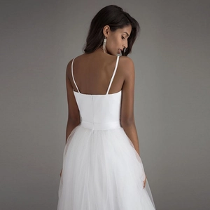 Détail de robe de mariée blanche élégante avec fines bretelles et dos en tulle multicouche
