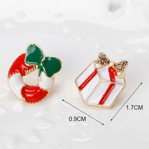 Detail of Christmas wreath and gift box stud earrings with precise dimensions