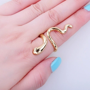 Polierter goldener Schlangenring im minimalistischen Legierungsstil für modische Damen
