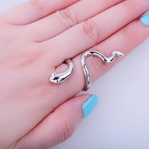 Minimalistischer silberner Schlangenring für Damen mit verstellbarem Wickeldesign