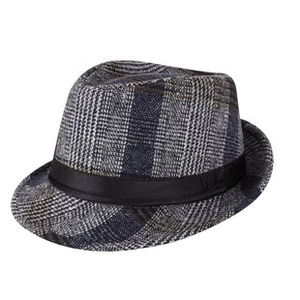Dettaglio del tessuto Fedora a quadri vintage con elegante nastro nero decorativo