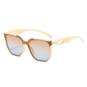 Übergroße beige Sonnenbrille mit Verlaufsgläsern und geometrisch ausgesparten Bügeln