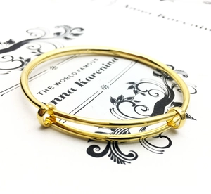 Macro shot of 18K gold plated adjustable bridal bracelet with elegant knot detail