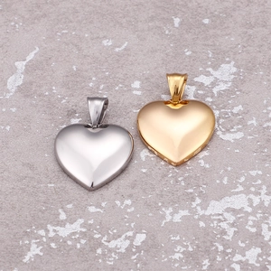 Pendentifs en forme de cœur en acier inoxydable poli finis argent et or sur pierre