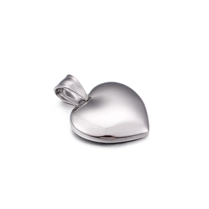 Pendentif en forme de cœur en acier inoxydable poli avec finition argentée sur fond blanc