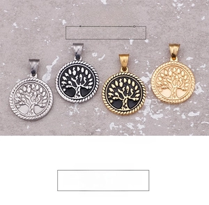 Detailoverzicht van de levensboomhangers van titaniumstaal in zilver, goud en zwart