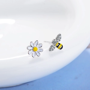 Asymmetric daisy and bee stud earrings in S925 sterling silver with sparkling stones