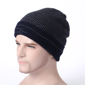 Detaillierte Strickstruktur einer Herren-Wintermütze mit blauer Krempe und grauer Krone