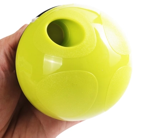 Detail van heldergroene snackbal voor huisdieren met antisliptextuur en voeropening