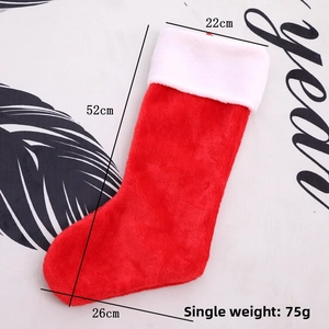Vue détaillée de la chaussette de Noël en peluche rouge, 52 cm de haut avec bordure