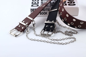 Detail eines Punk-Ledergürtels mit Doppelösen und abnehmbaren Metallketten-Elementen