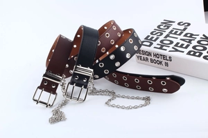Detail von Punk-Gürteln mit Metallösen und Silberketten aus schwarzem und braunem Leder