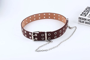 Detail eines dunkelbraunen Doppelösen-Gürtels im Punk-Stil mit silberner Metallkette
