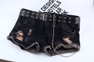 Detailansicht der schwarzen Punk-Denim-Shorts mit Ösengürtel und silberner Metall-Hosenkette