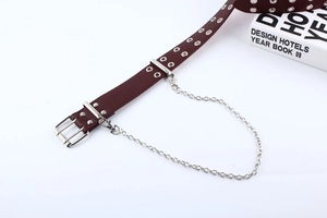 Detail eines dunkelbraunen Punk-Ledergürtels mit Doppelösen und abnehmbarer Metallkette
