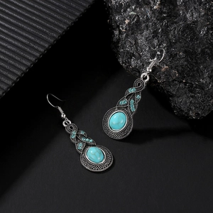 Boucles d'oreilles bohèmes vintage avec turquoise et cristaux bleus sur pierres noires