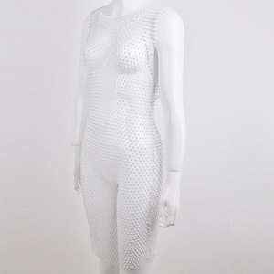 Gros plan d'une robe mi-longue sans manches en mesh blanc ornée de strass scintillants